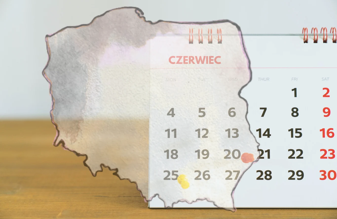 W czerwcu w Polsce obchodzimy wiele świąt, to także okres wielu ważnych wydarzeń w historii naszego kraju. Znasz te daty? Mapa Polski nałożona na stronę kalendarza z zaznaczonym czerwcowym miesiącem na drewnianym tle.
