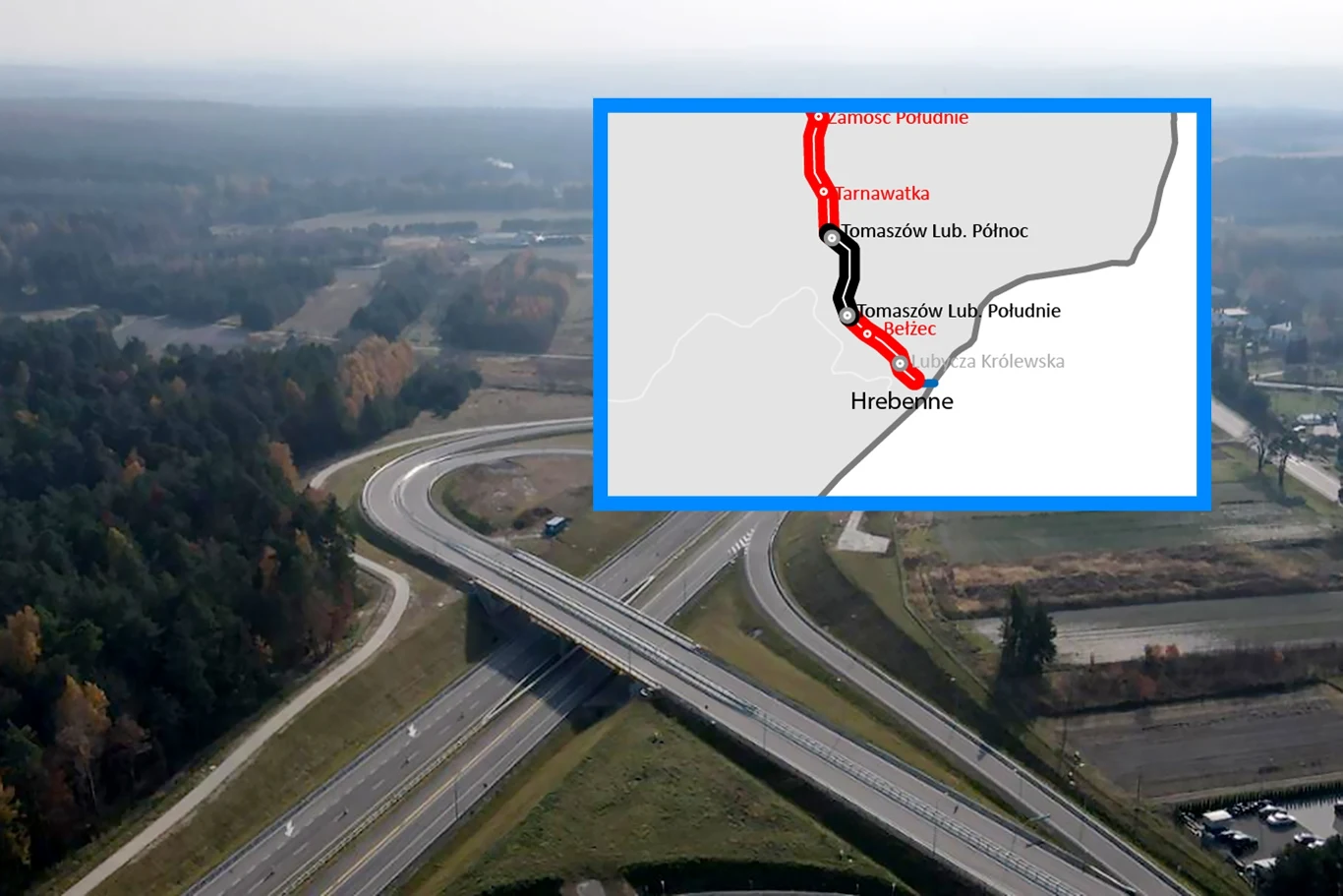 Z Warszawy na wschód w ekspresowym tempie. Rusza budowa S17 Węzeł autostradowy otoczony lasem, z widokiem na przecięcia dróg ekspresowych na tle zieleni. W prawym górnym rogu umieszczona mapa z zaznaczonymi trasami komunikacyjnymi i nazwami miejscowości.