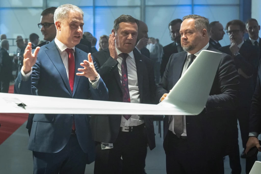 Wicepremier Krzysztof Gawkowski (L), członek zarządu WZL nr 2 SA Zbigniew Matuszczak (C) i podsekretarz stanu w Ministerstwie Aktywów Państwowych Konrad Gołota (P) na prezentacji systemu bezzałogowych statków powietrznych klasy mini kryptonim "Wizjer” w Wojskowych Zakładach Lotniczych Nr 2 SA w Bydgoszczy.