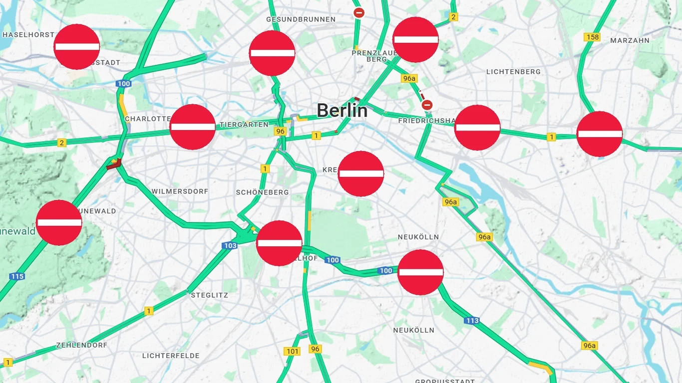 Chaos na drogach w Niemczech. Wszystkiemu winna aplikacja Google Maps Mapa Berlina z zaznaczonymi drogami dojazdowymi, na których umieszczono symbole zakazu wjazdu, wskazując na liczne utrudnienia komunikacyjne lub zamknięcia dróg wokół miasta.