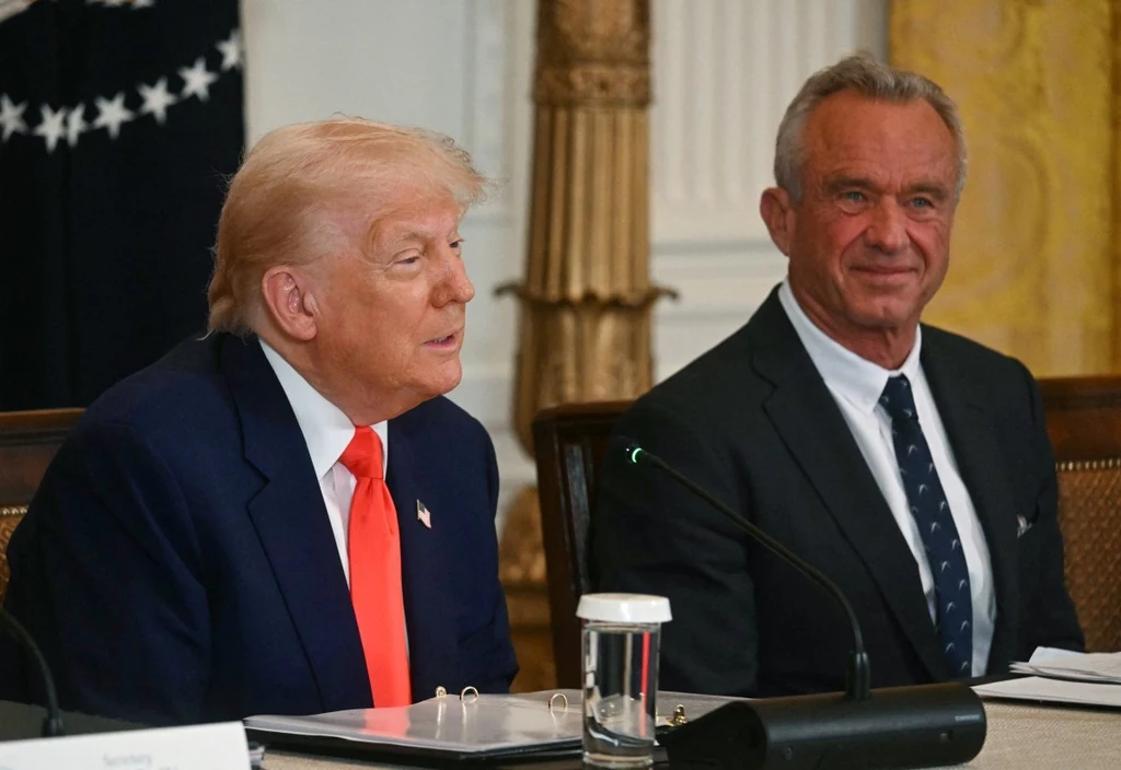Prezydent Donald Trump i sekretarz zdrowia Robert F. Kennedy Jr. podczas prezentacji raportu MAHA Prezydent Donald Trump i sekretarz zdrowia Robert F. Kennedy Jr. podczas prezentacji raportu MAHA