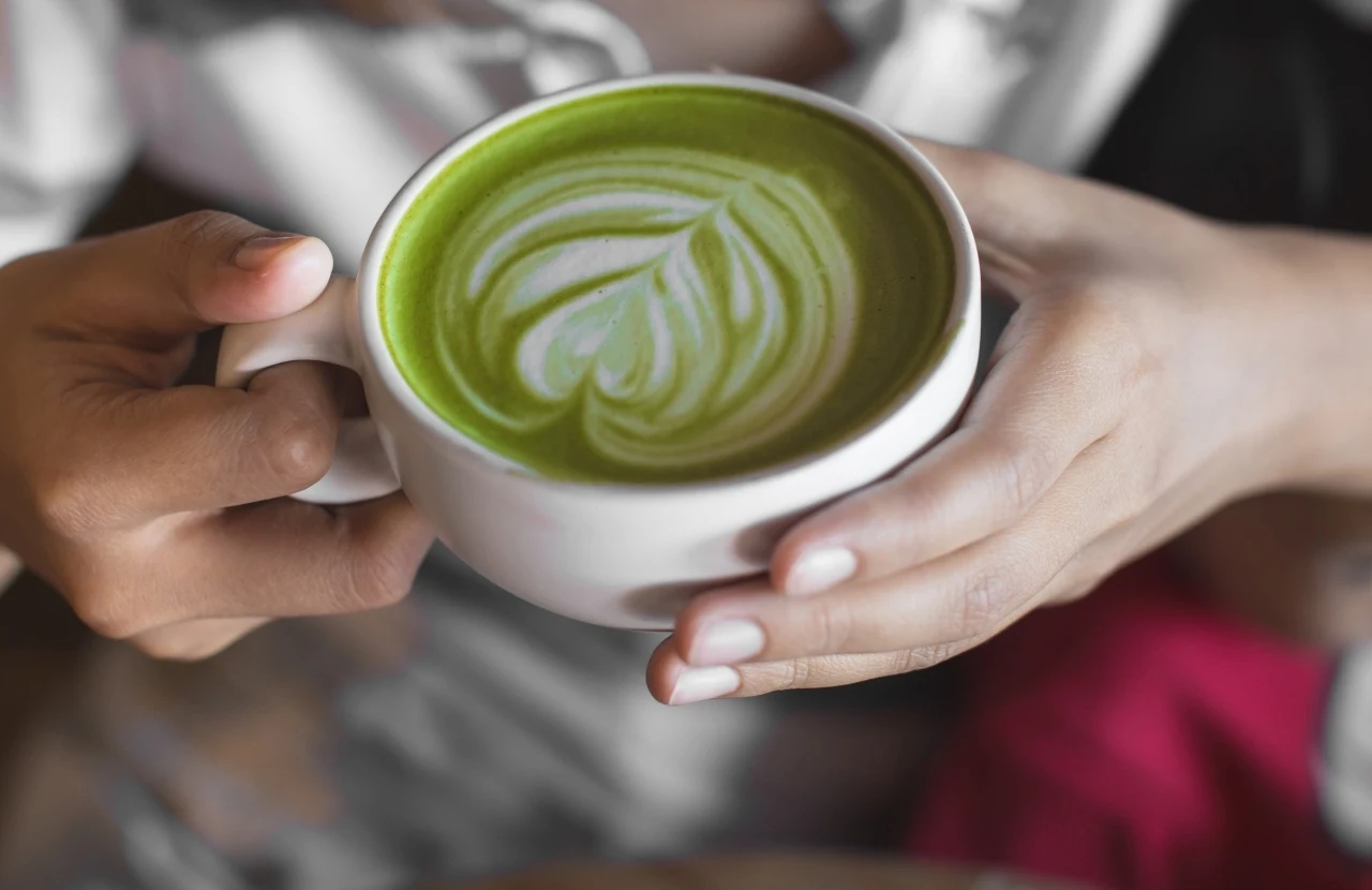 Matcha dodaje energii, działa jednak inaczej niż kawa