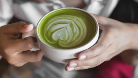 Kawa czy matcha? Obie pobudzają, ale każda działa inaczej. Którą wybrać?