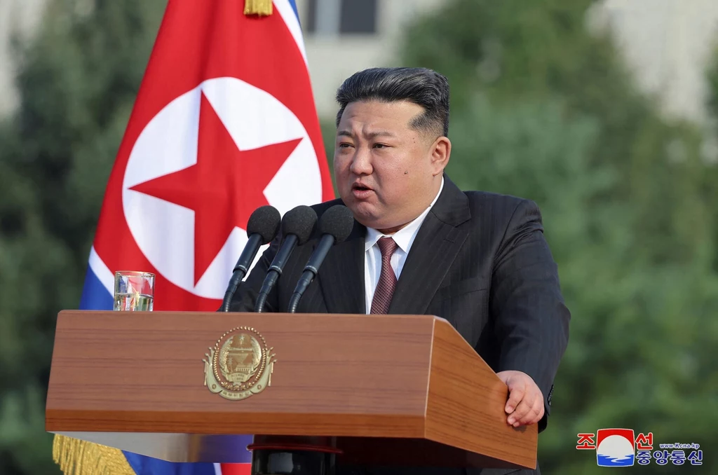 Przywódca Korei Północnej Kim Dzong Un podczas wizyty na Uniwersytecie Obrony Narodowej w Pjongjangu Przywódca Korei Północnej Kim Dzong Un podczas wizyty na Uniwersytecie Obrony Narodowej w Pjongjangu