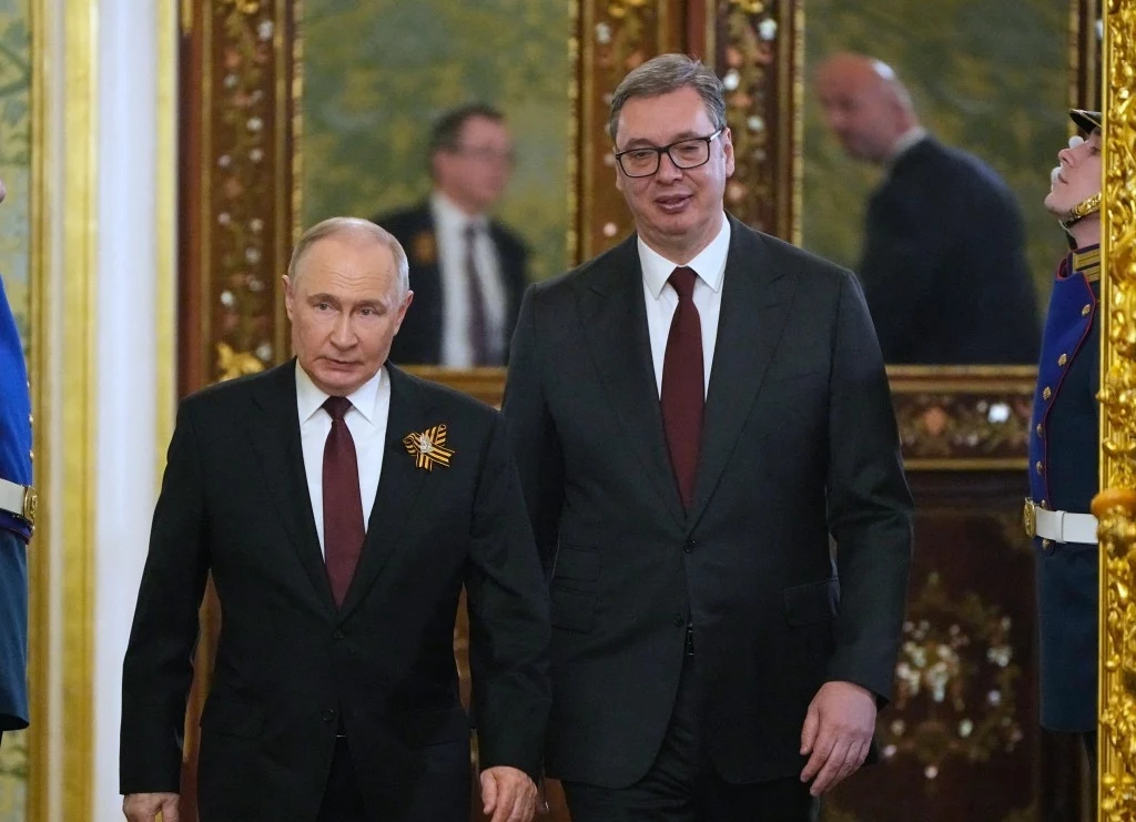 Przywódcy Rosji i Serbii: Władimir Putin oraz Aleksandar Vuczić, fotografia z 9 maja 2025 roku