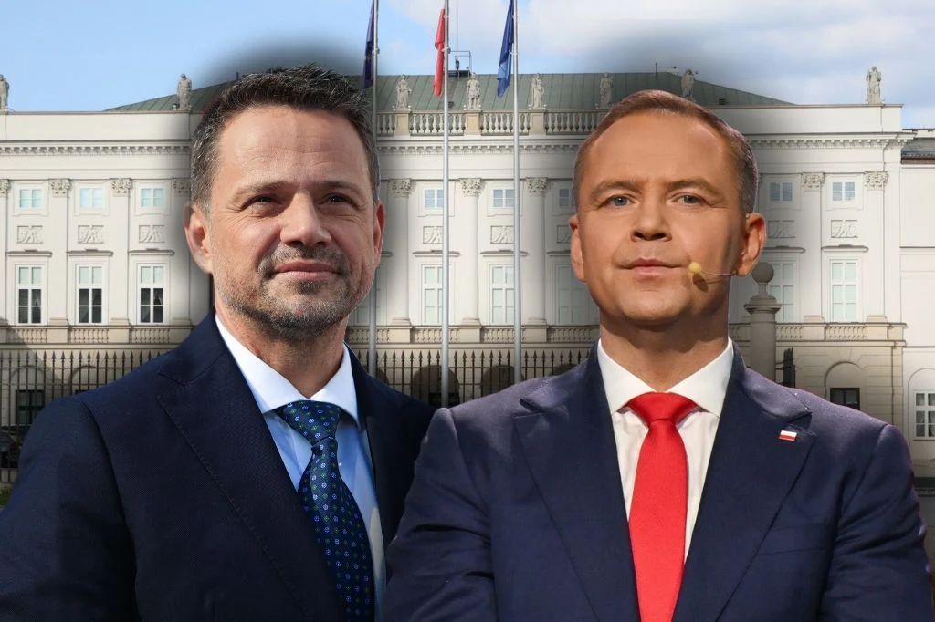 Wybory prezydenckie. Ostatni sondaż dla Polsat News przed ciszą wyborczą Dwóch mężczyzn w garniturach stoi na tle okazałego budynku z flagami, jeden z nich ma mikrofon przypięty do ucha, obaj są poważni i elegancko ubrani.