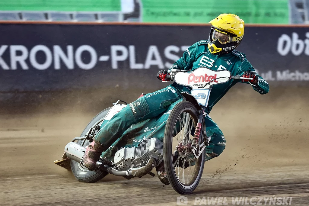 Damian Ratajczak w akcji, na jego barkach spoczywa odpowiedzialność za wynik zespołu Damian Ratajczak w akcji, na jego barkach spoczywa odpowiedzialność za wynik zespołu