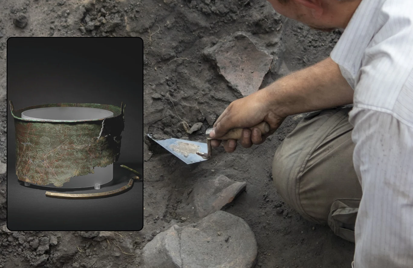 Na słynnym stanowisku znanym ze wspaniałych skarbów odkryto tajemniczy obiekt. Już wiadomo, do czego służył. Zdjęcie ilustracyjne. Archeolog odsłania fragmenty glinianych naczyń za pomocą szpachelki, obok widoczna jest wstawka prezentująca odrestaurowany, starożytny metalowy pojemnik ze zdobieniami.