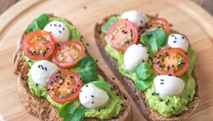 Pyszne smarowidło na kanapki można przyrządzić na bazie serka wiejskiego, awokado i oliwek