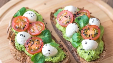 Pyszne smarowidło na kanapki można przyrządzić na bazie serka wiejskiego, awokado i oliwek