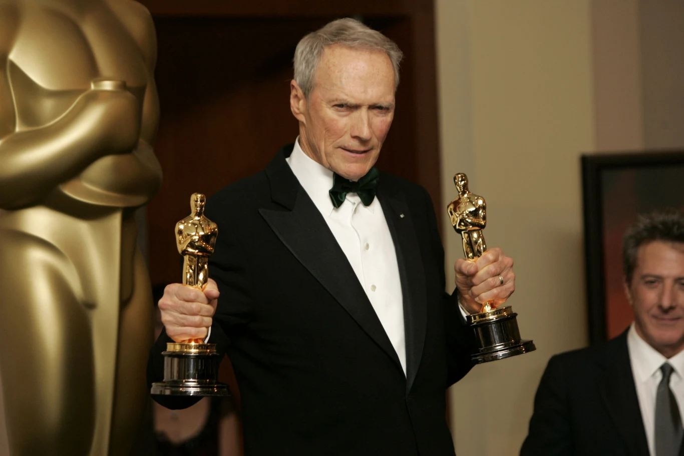 Clint Eastwood z Oscarami za film "Za wszelką cenę" Clint Eastwood z Oscarami za film "Za wszelką cenę"