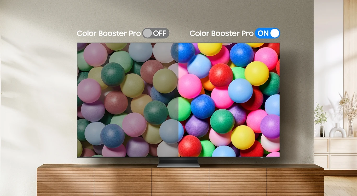 Porównanie działania funkcji Color Booster Pro w telewizorze Samsung – ekran podzielony na dwie części: bez aktywnej funkcji (po lewej) i z włączoną funkcją (po prawej), pokazujący różnicę w intensywności i nasyceniu kolorów na przykładzie kolorowych kul.
