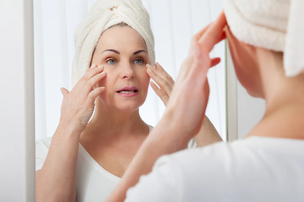 Tak daje o sobie znać niedobór kolagenu. Zauważysz najpierw na skórze. A potem? Wyjaśniamy Tak daje o sobie znać niedobór kolagenu. Zauważysz najpierw na skórze. A potem? Wyjaśniamy