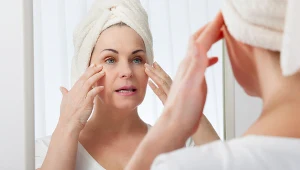 Nieoczywiste objawy niedoboru kolagenu. Poznasz po skórze, włosach, stawach