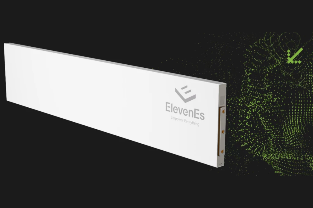 Akumulator Edge574 Blade Cell ładuje się od 10 do 80 proc. w 12 minut. Biała, prostokątna bateria z logo ElevenEs oraz napisem 'Engineered Everything', na czarnym tle, po prawej stronie widoczny jest zielony, abstrakcyjny wzór złożony z punktów w przestrzeni.