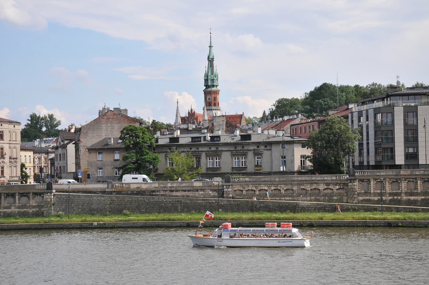 Kraków każdego roku przyciąga tłumy turystów z całego świata. Atrakcji tutaj nie brakuje. 