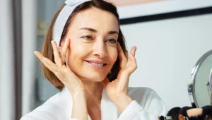 Najlepsze kremy z SPF dla cery dojrzałej, które dają efekt "juicy skin"