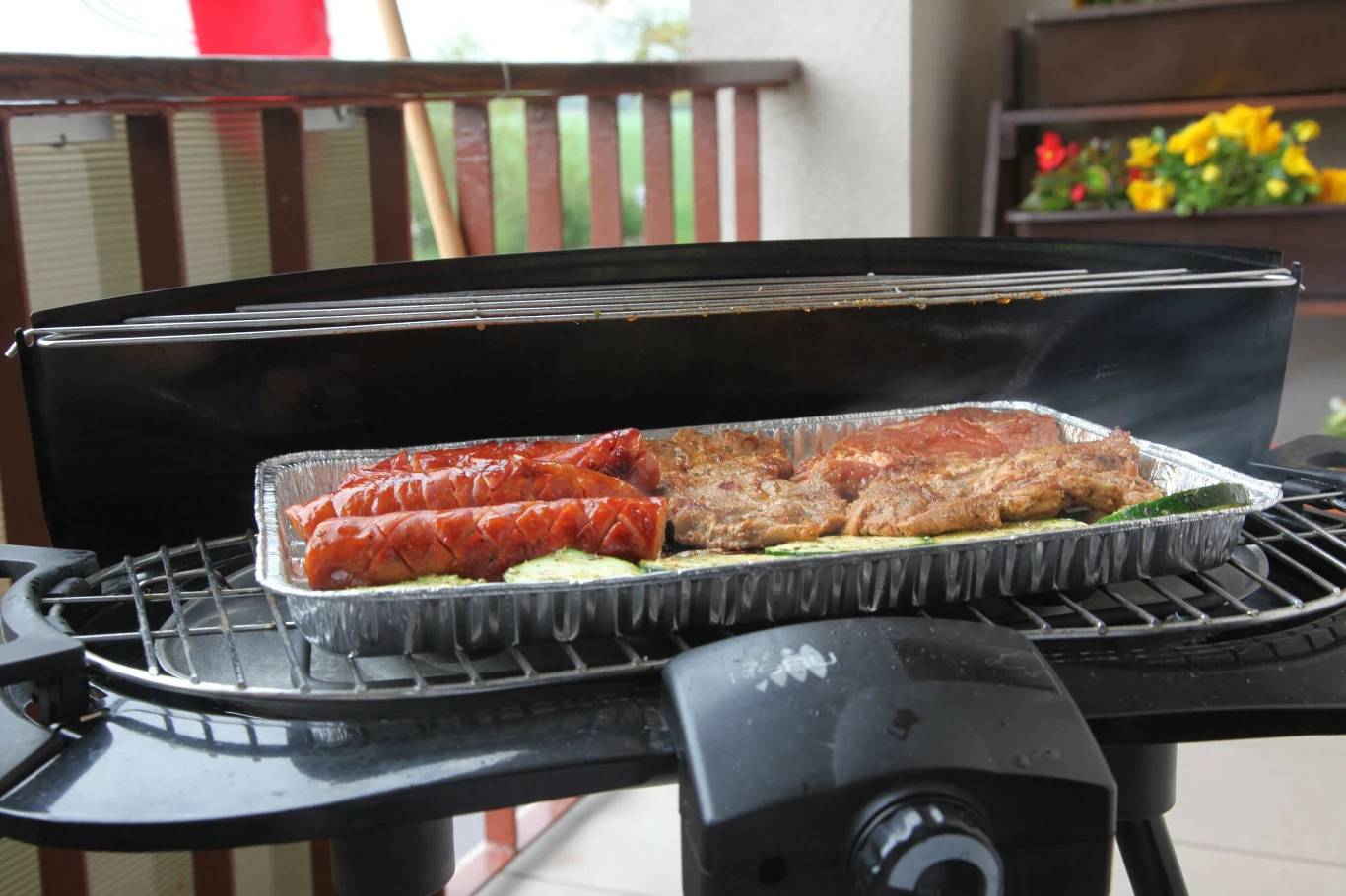 Grillowanie na balkonie w wielu spółdzielniach i wspólnotach mieszkaniowych jest zabronione