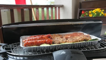 Chcesz zrobić grilla na balkonie? Pamiętaj, że grillowanie w tym miejscu jest zabronione w wielu spółdzielniach i wspólnotach mieszkaniowych.