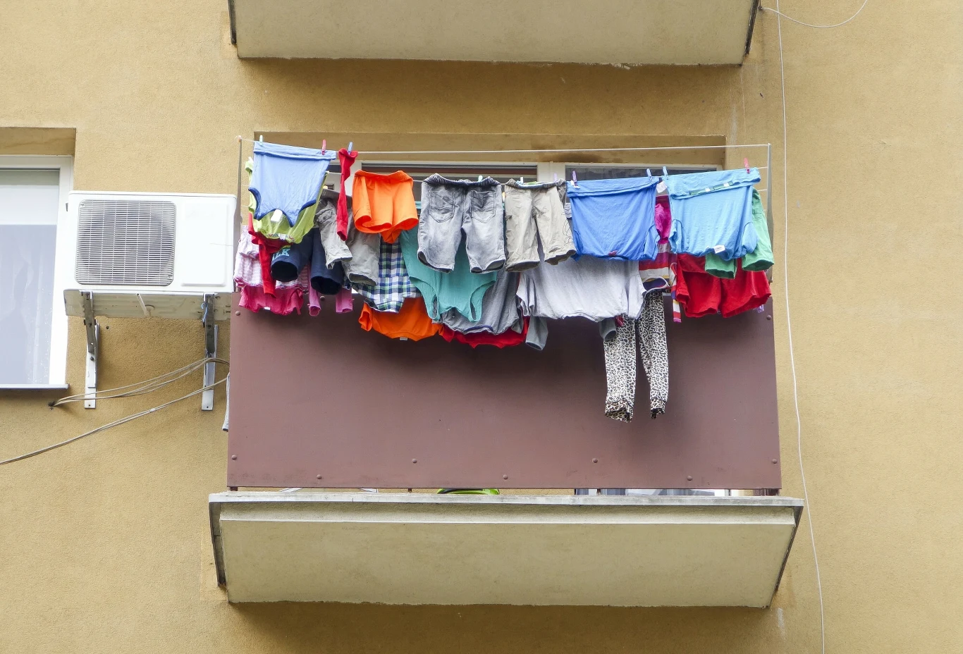 Nieprawidłowo wywieszone pranie na balkonie może być dokuczliwe przechodniów
