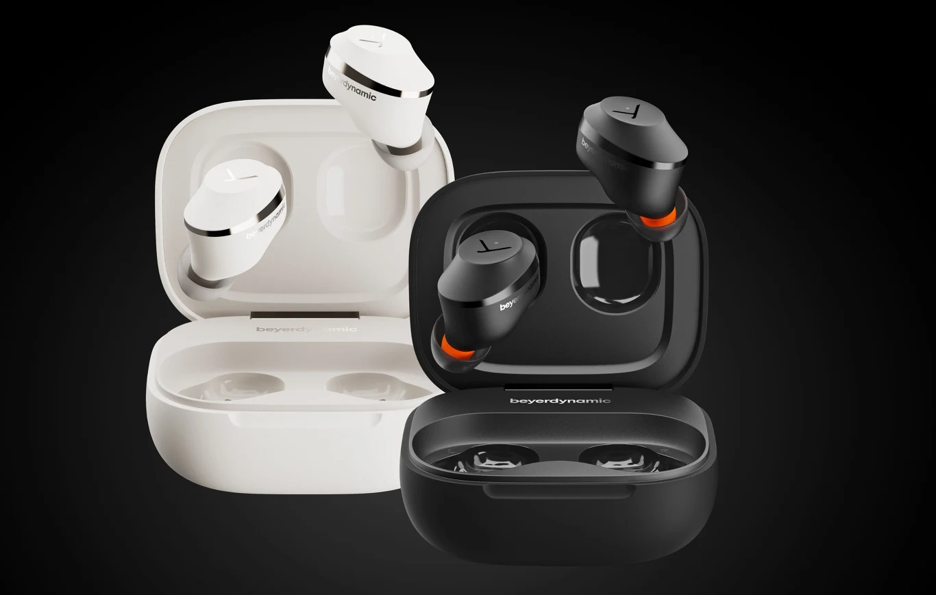 Beyerdynamic Amiron 300 Dwie pary bezprzewodowych słuchawek dousznych w czarnym i białym kolorze umieszczone w odpowiadających im otwartych etui do ładowania, na czarnym tle.