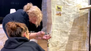 Jedyny taki lokal wyborczy w Polsce. Wystroili go gazetami i książkami