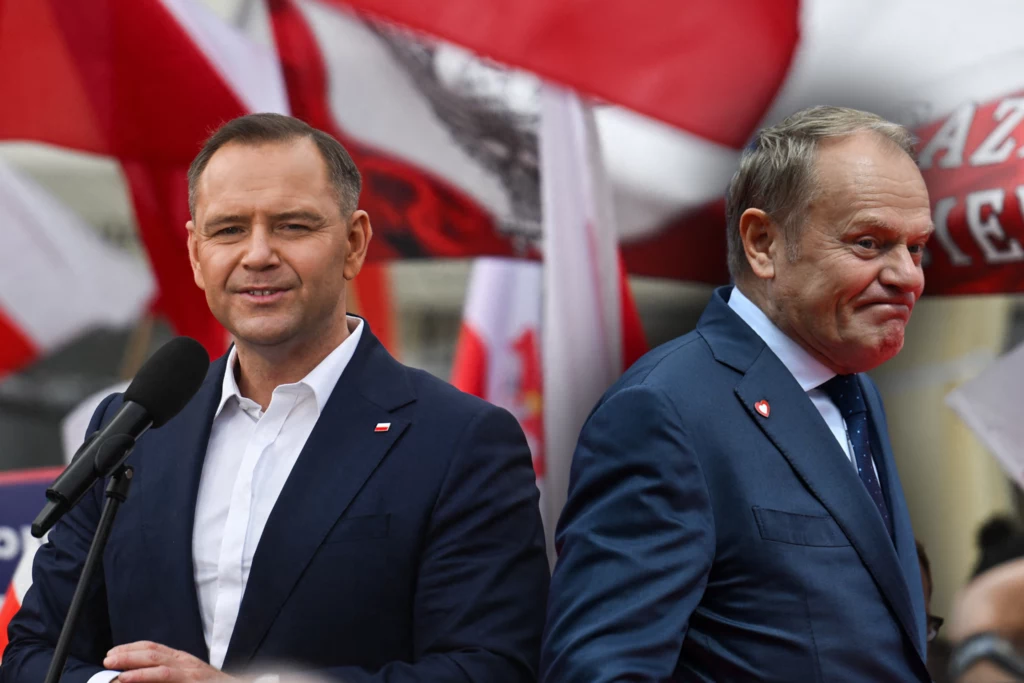 KO przedstawia Nawrockiego jako "kibola", jednak Donalda Tuska już nie KO przedstawia Nawrockiego jako "kibola", jednak Donalda Tuska już nie