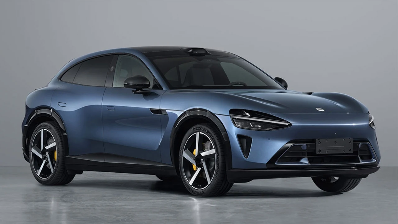 Nowy SUV YU7 cieszy się większym zainteresowaniem od SU7. Nowoczesny samochód elektryczny w kolorze niebieskim, o sportowej sylwetce, dużych felgach, dynamicznej linii nadwozia oraz wyraźnie zaznaczonymi elementami aerodynamicznymi.