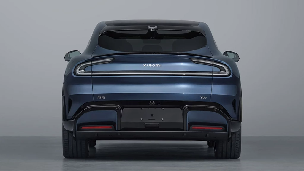 YU7 ma być największym konkurentem Tesli Model Y. Tył nowoczesnego samochodu elektrycznego o granatowym kolorze nadwozia, z wyrazistym oznaczeniem marki Xiaomi, dynamicznie stylizowanymi światłami tylnymi oraz opływową sylwetką.