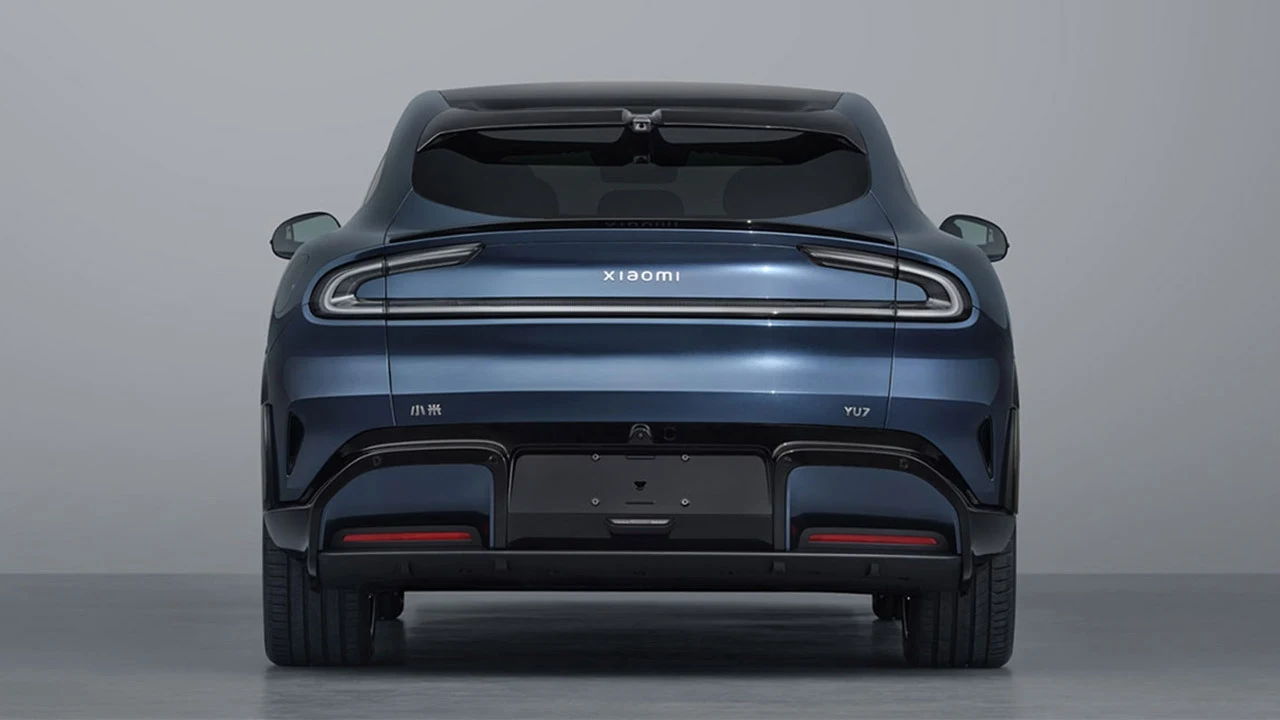 YU7 ma być największym konkurentem Tesli Model Y. Tył nowoczesnego samochodu elektrycznego o granatowym kolorze nadwozia, z wyrazistym oznaczeniem marki Xiaomi, dynamicznie stylizowanymi światłami tylnymi oraz opływową sylwetką.