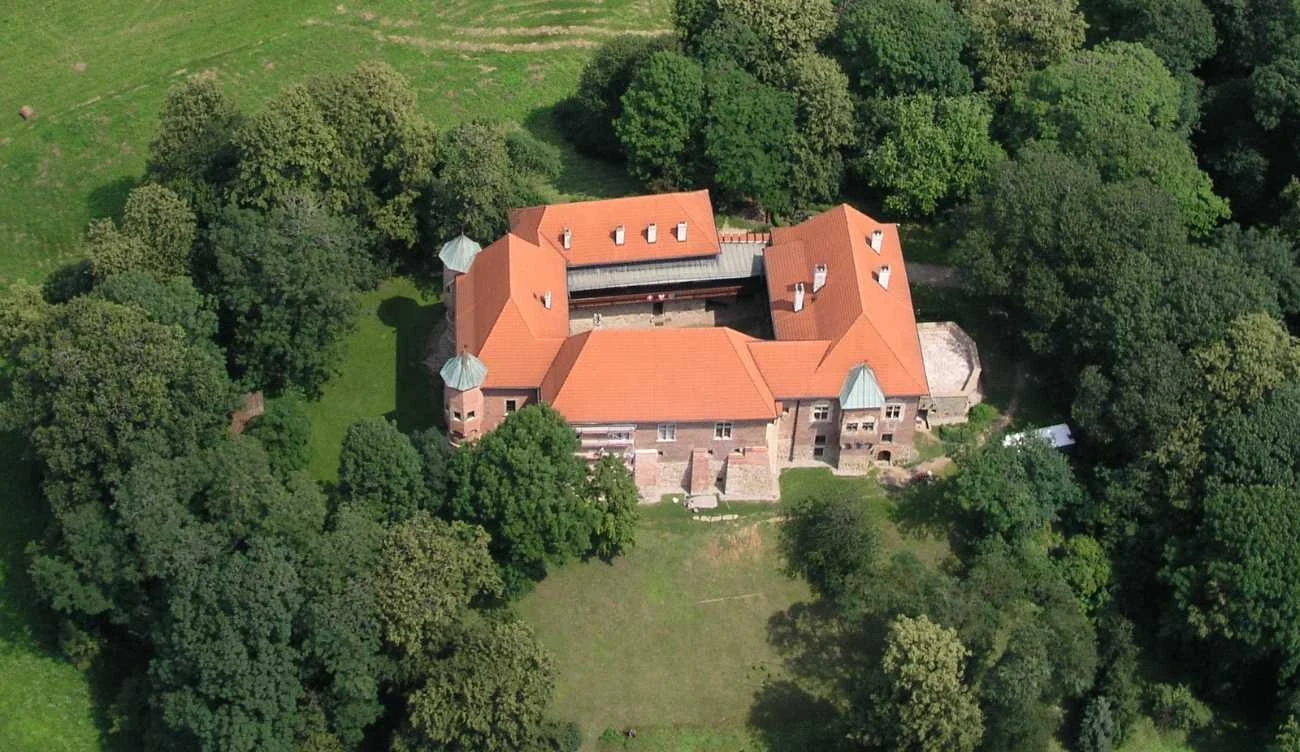 Zamek w Dębnie z lotu ptaka Zamek w Dębnie z lotu ptaka