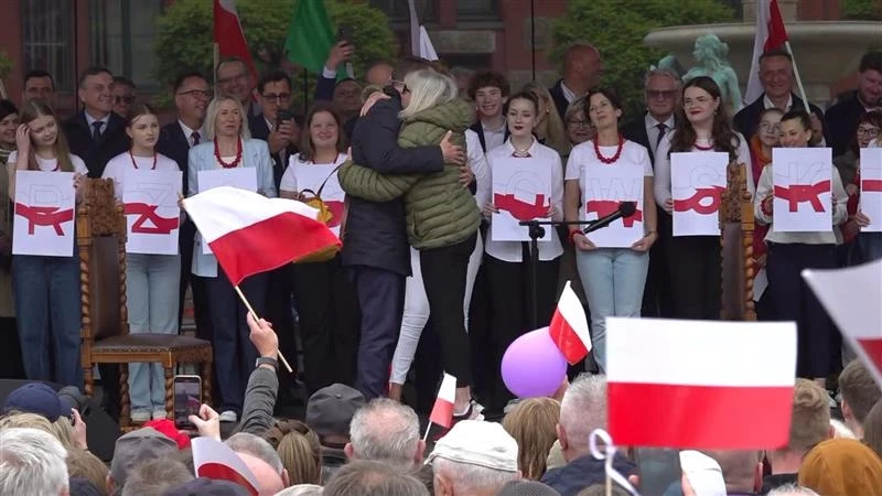 Zaskakujący gość na wiecu Trzaskowskiego. "Nie tak ostro jak zwykle" Zaskakujący gość na wiecu Trzaskowskiego. "Nie tak ostro jak zwykle"