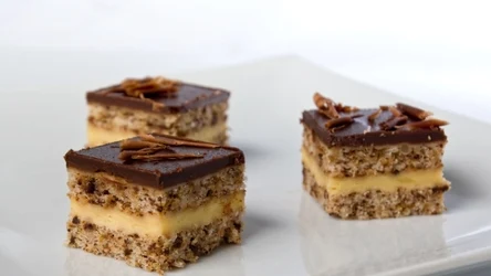 Pocztówka z Piemontu to ciasto idealne dla miłośników orzechowo-czekoladowych deserów