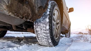 Jeździsz z odwrotnie założonymi oponami? Sprawdź, jak to wpływa na auto