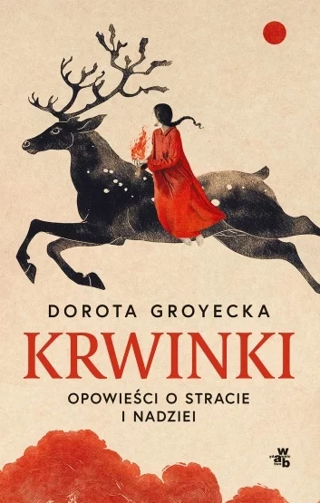 Książka "Krwinki. Opowieści o stracie i nadziei" autorstwa Doroty Groyeckiej Postać ubrana w czerwoną szatę siedzi na dużym czarnym jeleniu z rozłożystym porożem, trzymając płomienisty przedmiot, tło w odcieniach beżu i czerwieni, poniżej umieszczony tytuł książki i nazwisko autorki.