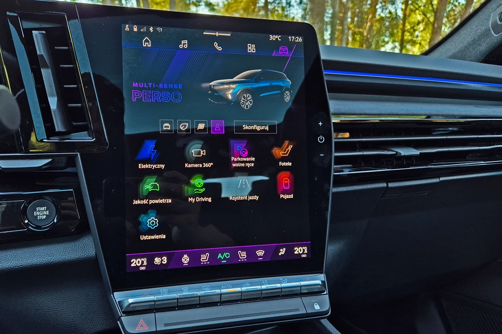 Renault Austral niezmiennie korzysta z systemu opartego na Android Automotive Duży ekran dotykowy w konsoli centralnej samochodu z wyświetlonym interfejsem multimedialnym oraz ikonami do sterowania różnymi funkcjami pojazdu, otoczenie z nowoczesnymi detalami deski rozdzielczej.