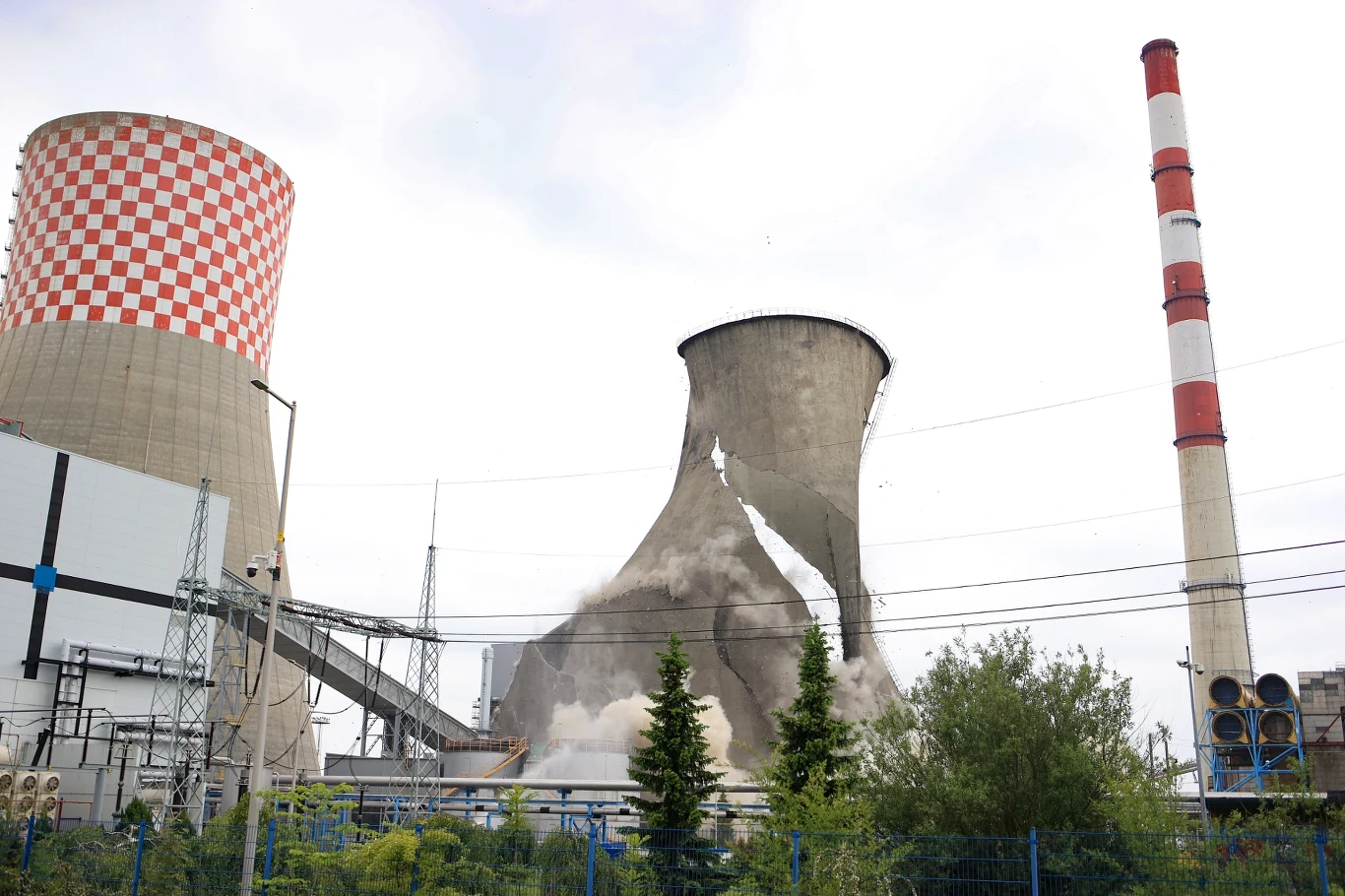  Wyburzenie ostatniej chłodni kominowej bloku 120 MW Elektrowni Łagisza w Będzinie