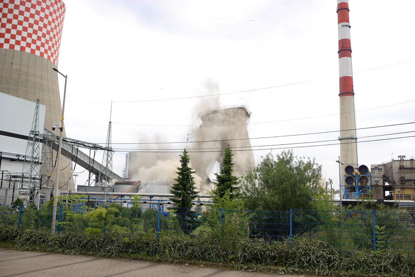  Wyburzenie ostatniej chłodni kominowej bloku 120 MW Elektrowni Łagisza w Będzinie