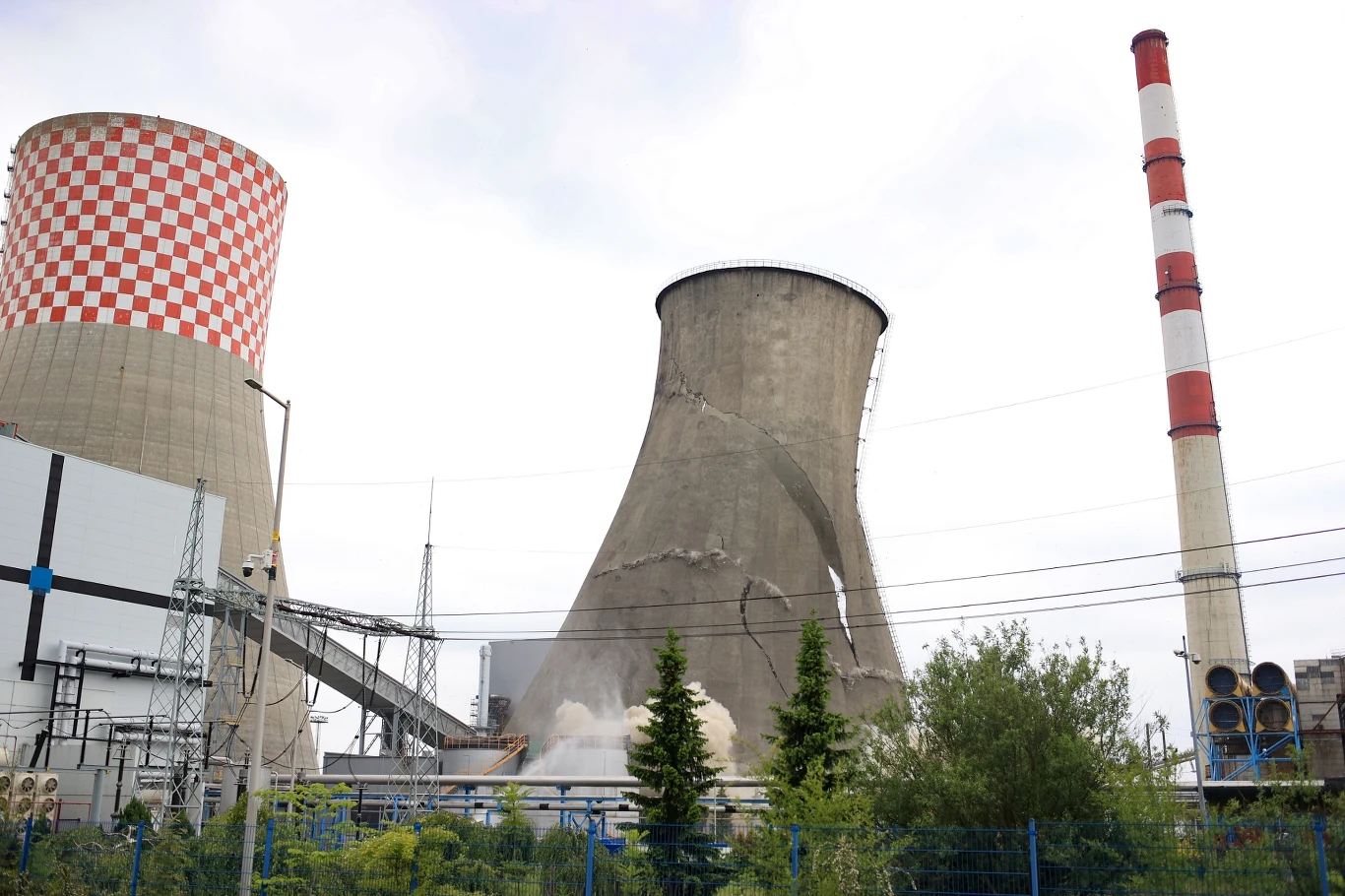 yburzenie ostatniej chłodni kominowej bloku 120 MW Elektrowni Łagisza w Będzinie