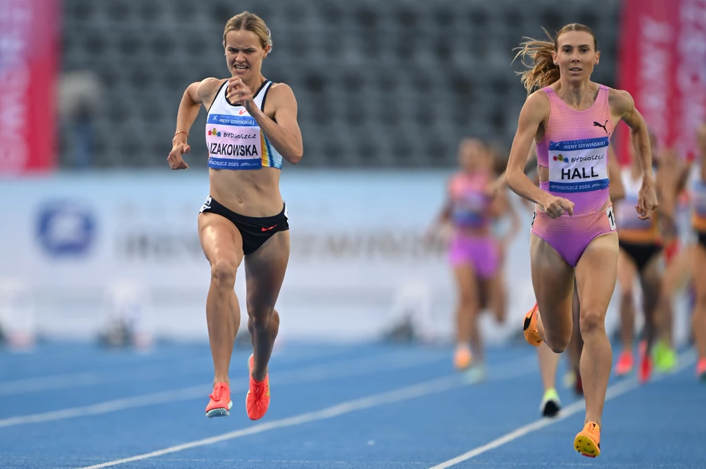 Weronika Lizakowska i Linden Hall w Memoriale Szewińskiej Dwie kobiety w trakcie biegu na stadionie lekkoatletycznym, obie intensywnie walczą o zwycięstwo, w tle rozmazani pozostali uczestnicy i trybuny.
