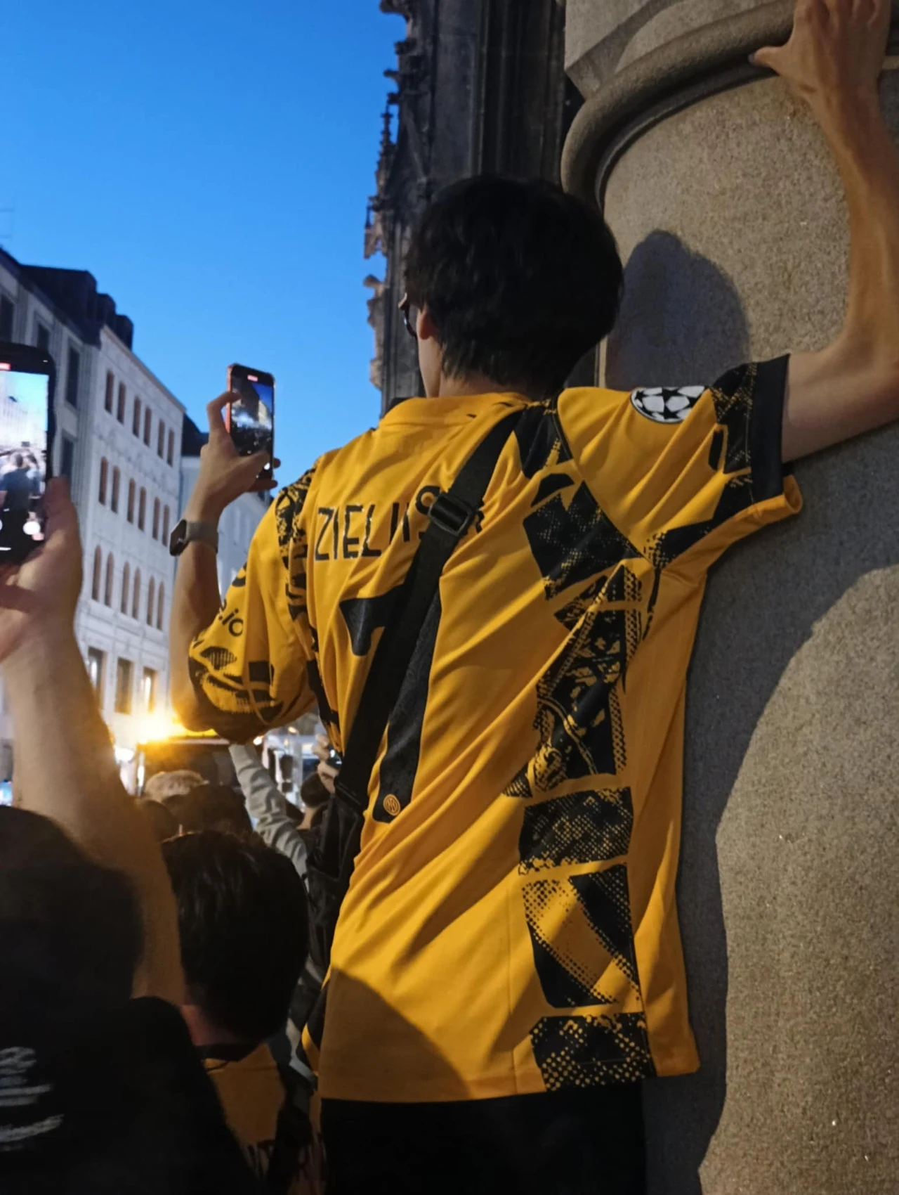 Kibic Interu w koszulce Piotra Zielińskiego