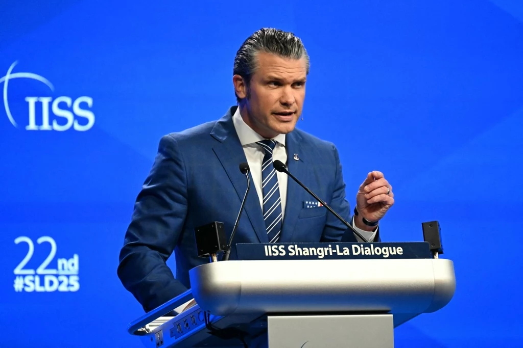 Sekretarz obrony USA Pete Hegseth ostrzega przed zagrożeniem ze strony Chin Sekretarz obrony USA Pete Hegseth ostrzega przed zagrożeniem ze strony Chin