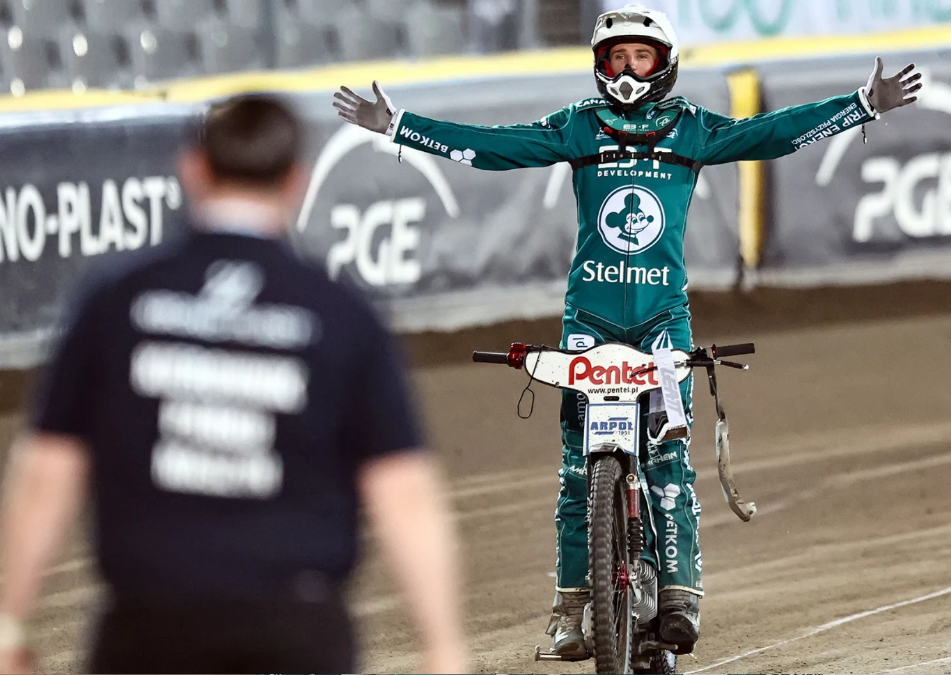 Przemysław Pawlicki cieszy się z wygranej Falubazu.