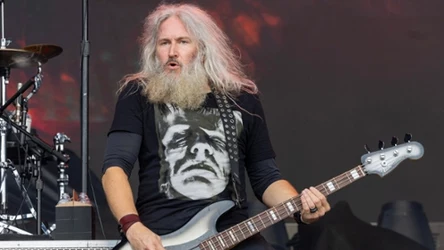Troy Sanders (Mastodon) w akcji