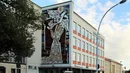Mozaika ścienna Waltera Womacka na fasadzie dawnego domu towarowego w Eisenhüttenstadt