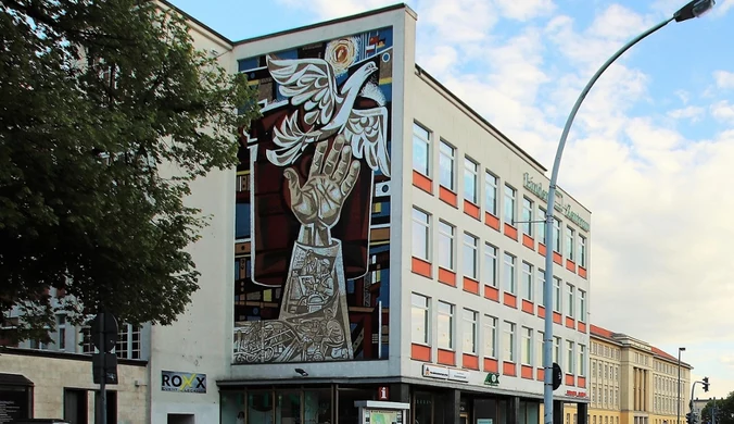 Mozaika ścienna Waltera Womacka na fasadzie dawnego domu towarowego w Eisenhüttenstadt