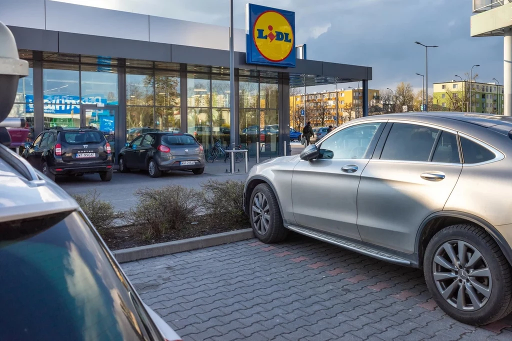 Jak zachować się w przypadku stłuczki na parkingu pod sklepem? Jak zachować się w przypadku stłuczki na parkingu pod sklepem?