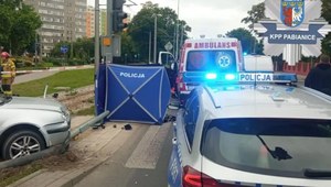 Tragiczny splot przypadków. Auto uderzyło w słup, ten przygniótł pieszego