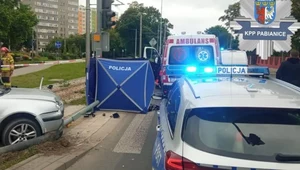 Tragiczny splot przypadków. Auto uderzyło w słup, ten przygniótł pieszego
