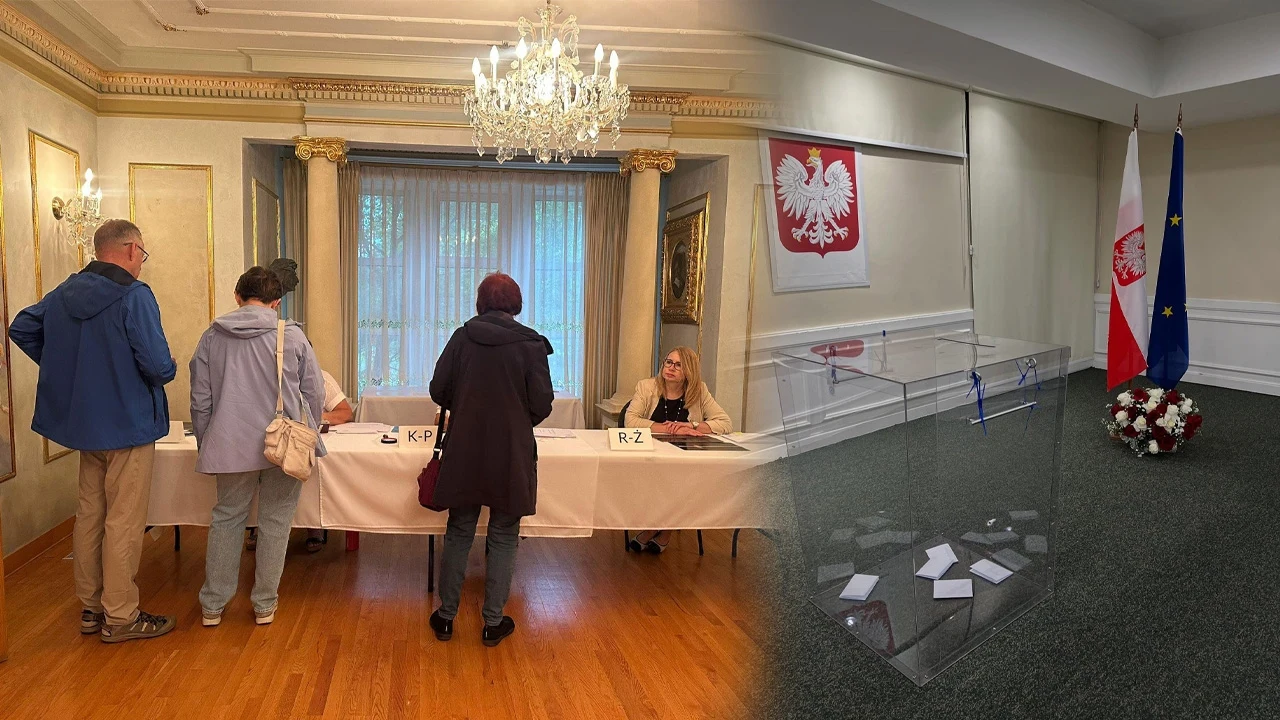 Głosowanie w lokalach wyborczych poza granicami Polski Trzy osoby stoją w kolejce do stołu komisji wyborczej, za którym siedzi członek komisji. Po prawej stronie sala z urną wyborczą, flagą Polski, flagą Unii Europejskiej oraz godłem narodowym. Na podłodze widoczne rozrzucone karty wyborcze.